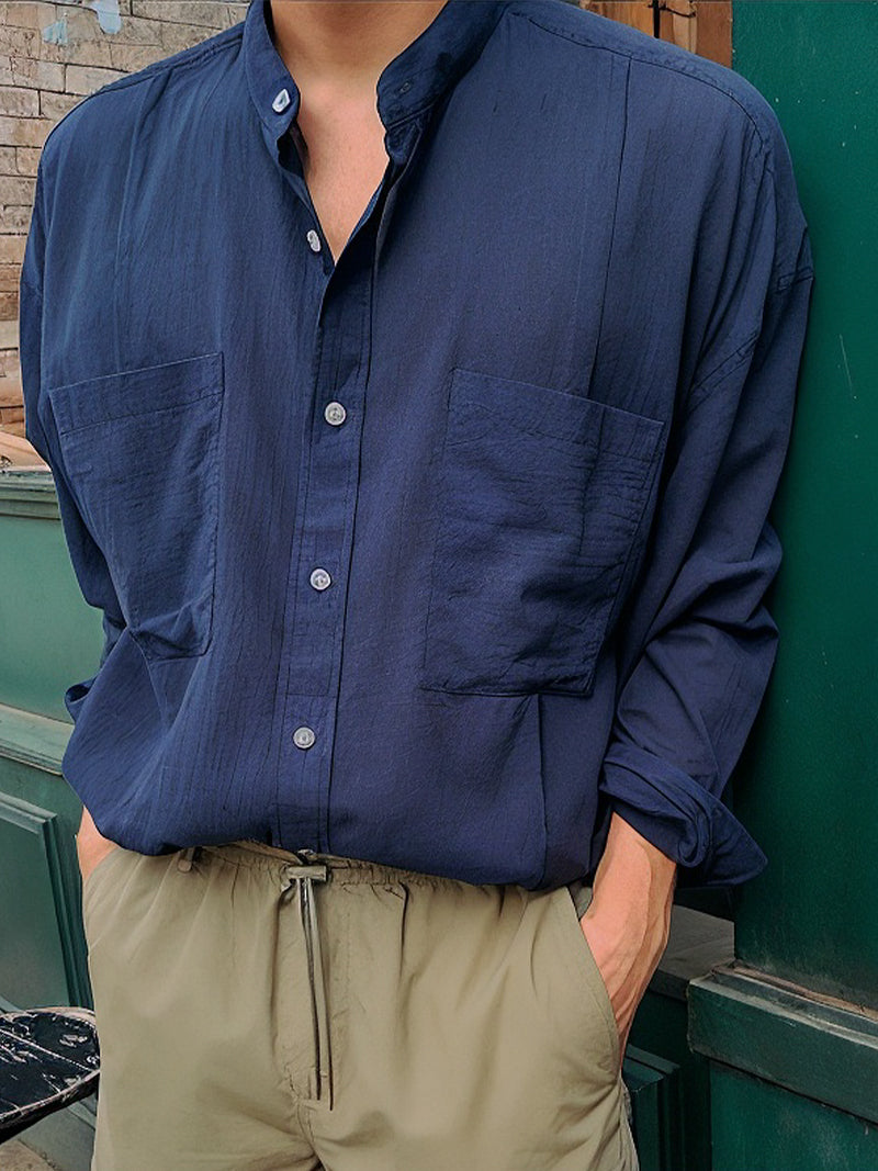 Navy linen shirt with a modern band collar, front double pockets and relaxed silhouette — refined texture and silent elegance for everyday presence.